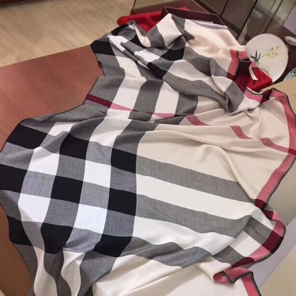 Burberry Scarf - Picture 4 of 9